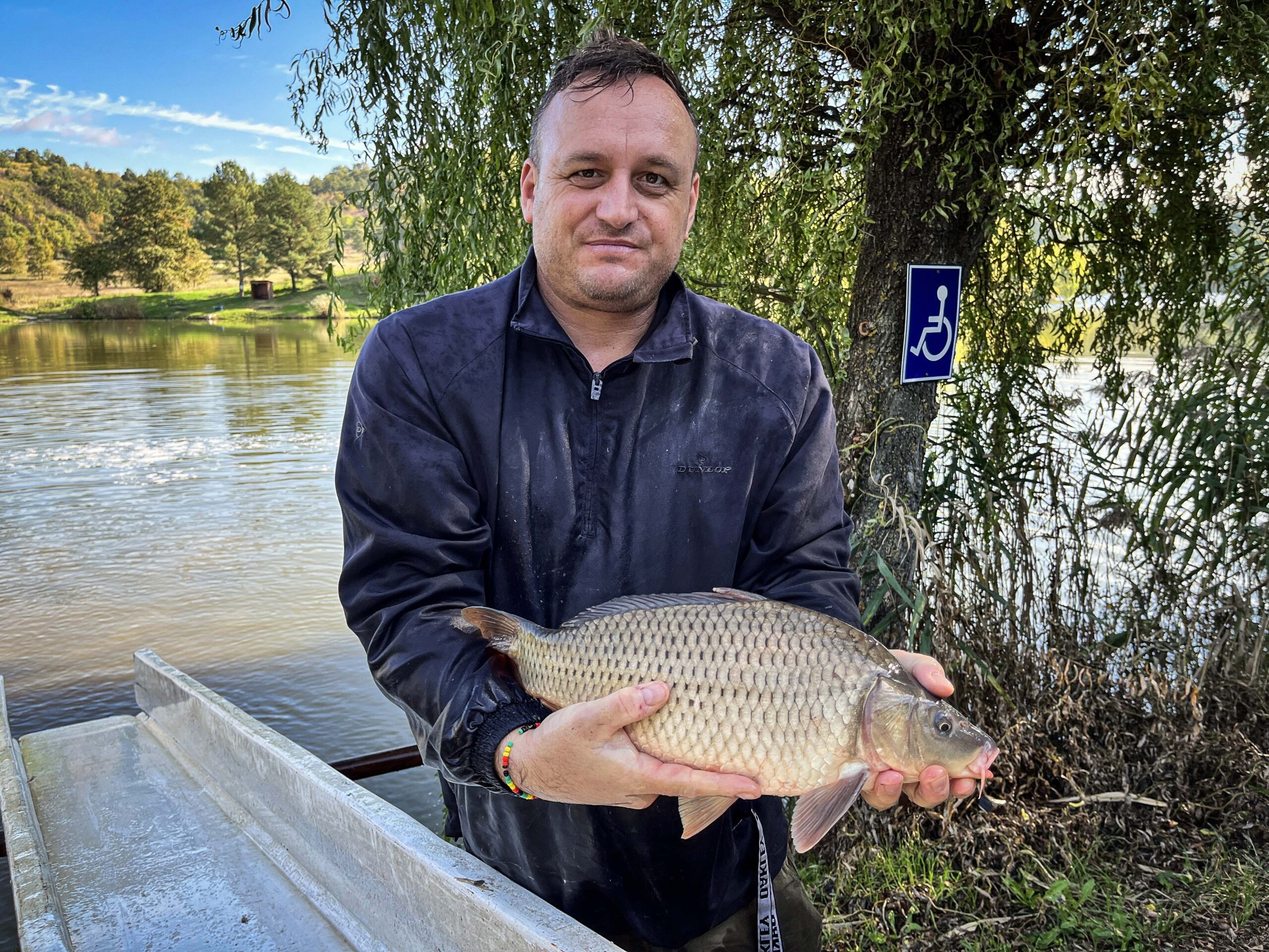 ÁPFE-VI/4/2024 haltelepítési pályázat - Hét mázsa pontyot telepítettünk a Mecsekpölöskei tóba